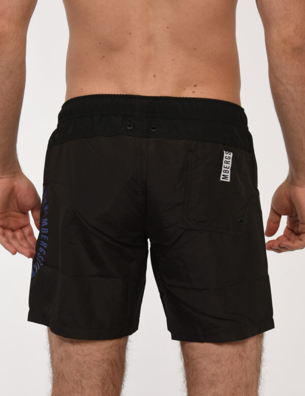 Costume Bikkembergs Nero - Costume modello shorts in 100% poliestere. Il capo si sviluppa in total nero con logo brand blu.