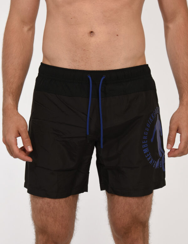 Costume Bikkembergs Nero - Costume modello shorts in 100% poliestere. Il capo si sviluppa in total nero con logo brand blu.