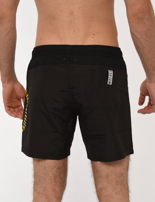 Costume Bikkembergs Nero - Costume modello shorts in 100% poliestere. Il capo si sviluppa in total nero con logo brand later