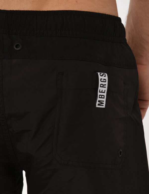 Costume Bikkembergs Nero - Costume modello shorts in 100% poliestere. Il capo si sviluppa in total nero con logo brand later