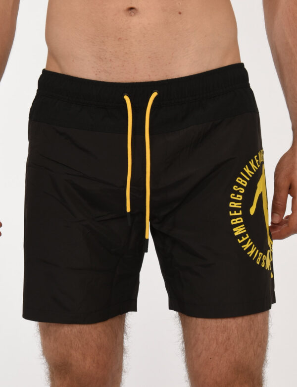 Costume Bikkembergs Nero - Costume modello shorts in 100% poliestere. Il capo si sviluppa in total nero con logo brand later