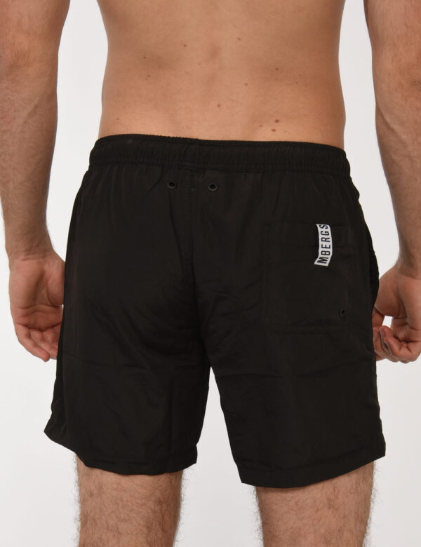 Costume Bikkembergs Nero - Costume modello shorts in 100% poliestere. Il capo si sviluppa in total nero con logo brand bianc