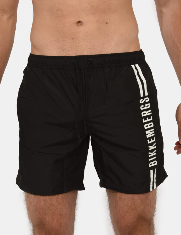 Costume Bikkembergs Nero - Costume modello shorts in 100% poliestere. Il capo si sviluppa in total nero con logo brand bianc