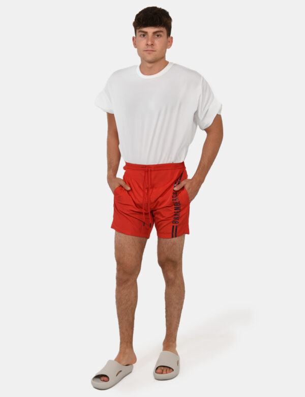 Costume Bikkembergs Rosso - Costume modello shorts in 100% poliestere. Il capo si sviluppa in total rosso con logo brand blu