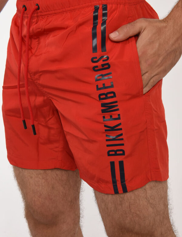 Costume Bikkembergs Rosso - Costume modello shorts in 100% poliestere. Il capo si sviluppa in total rosso con logo brand blu