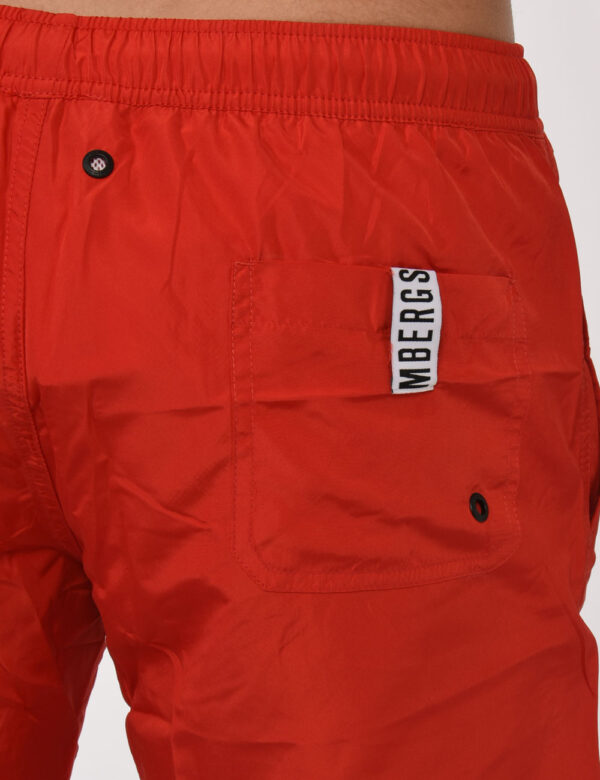 Costume Bikkembergs Rosso - Costume modello shorts in 100% poliestere. Il capo si sviluppa in total rosso con logo brand blu