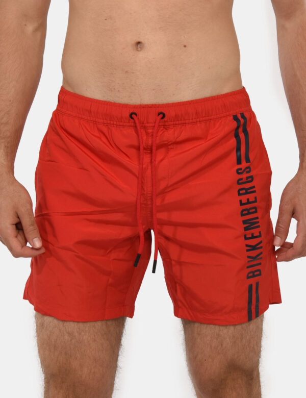 Costume Bikkembergs Rosso - Costume modello shorts in 100% poliestere. Il capo si sviluppa in total rosso con logo brand blu