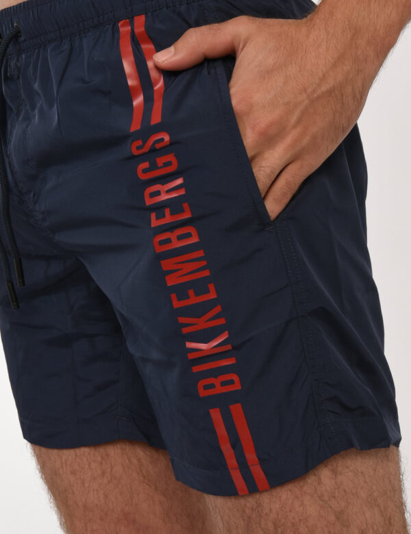 Costume Bikkembergs Blu - Costume modello shorts in 100% poliestere. Il capo si sviluppa in total blu navy con logo brand ro