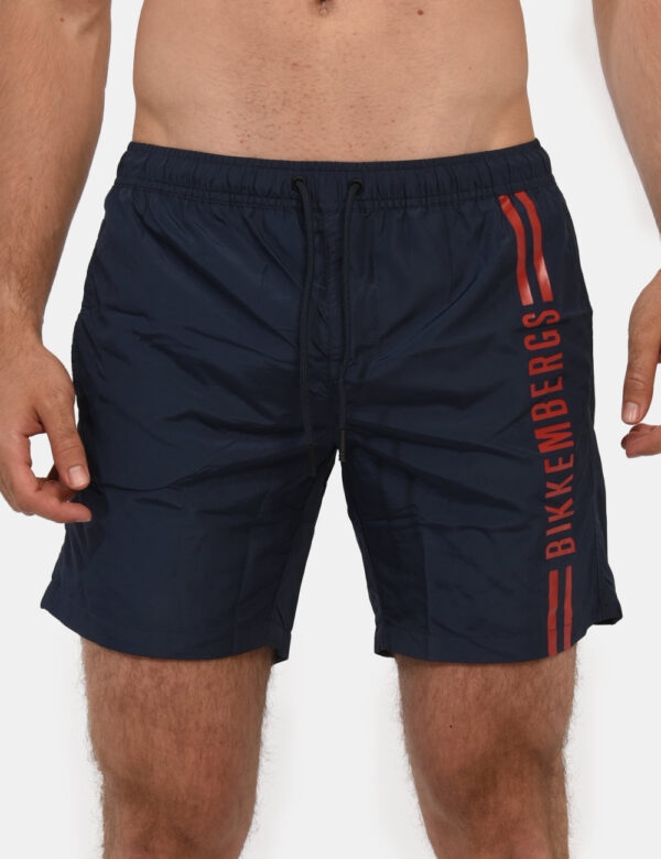 Costume Bikkembergs Blu - Costume modello shorts in 100% poliestere. Il capo si sviluppa in total blu navy con logo brand ro