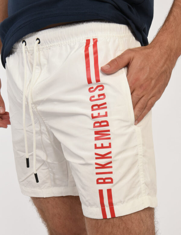 Costume Bikkembergs Bianco - Costume modello shorts in 100% poliestere. Il capo si sviluppa in total bianca con logo brand r