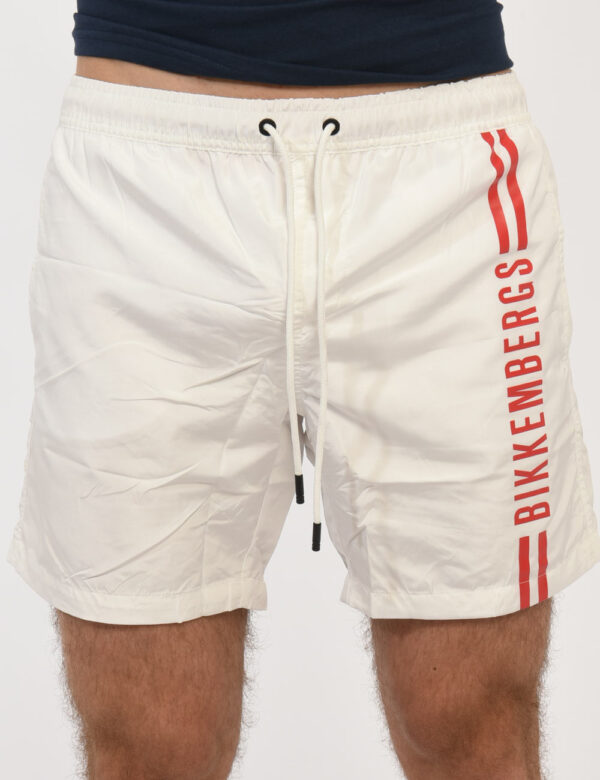 Costume Bikkembergs Bianco - Costume modello shorts in 100% poliestere. Il capo si sviluppa in total bianca con logo brand r