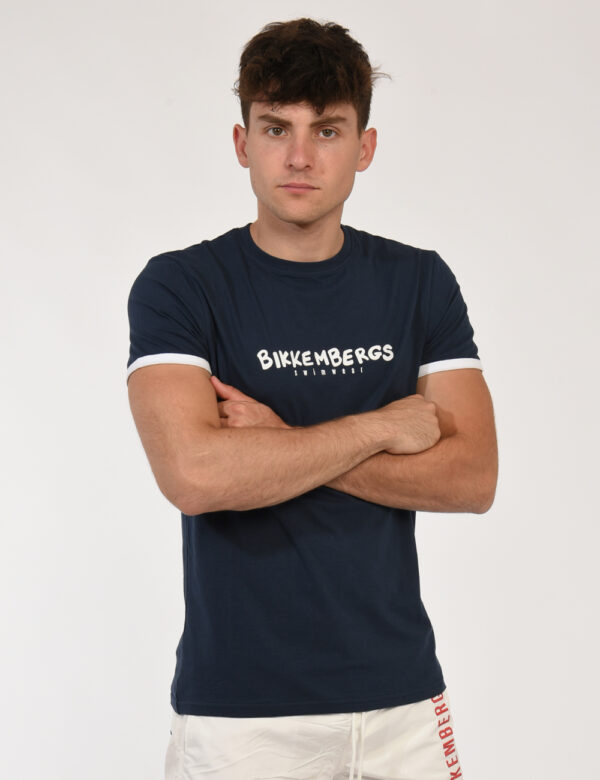 T-shirt Bikkembergs Blu - T-shirt classica in total blu navy con stampa centrale logo brand bianca che richiama il profilo d