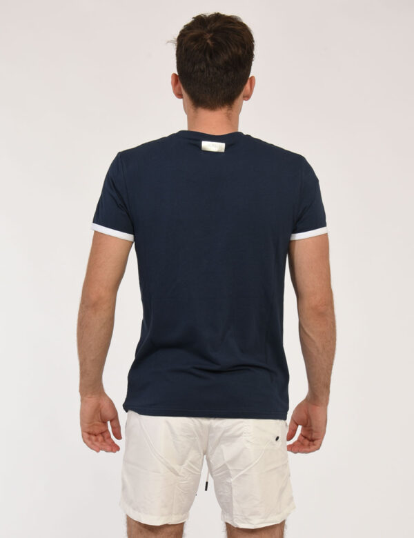 T-shirt Bikkembergs Blu - T-shirt classica in total blu navy con stampa centrale logo brand bianca che richiama il profilo d