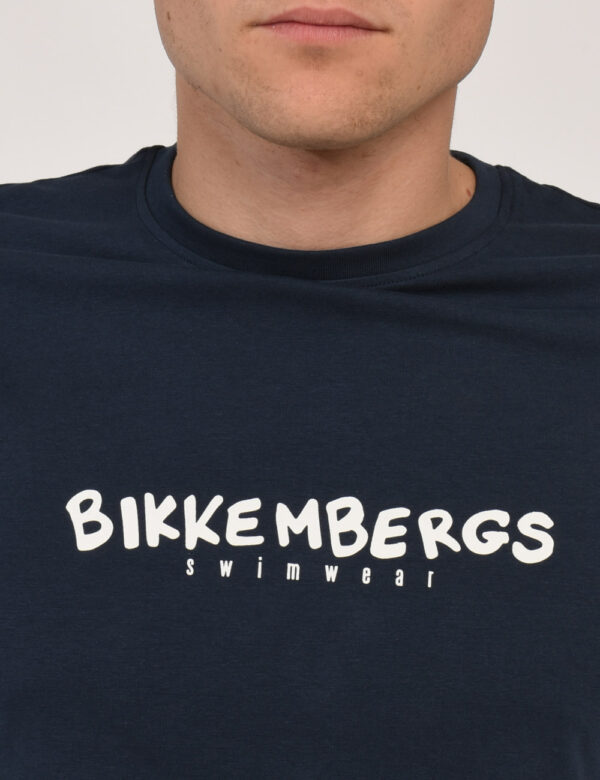 T-shirt Bikkembergs Blu - T-shirt classica in total blu navy con stampa centrale logo brand bianca che richiama il profilo d