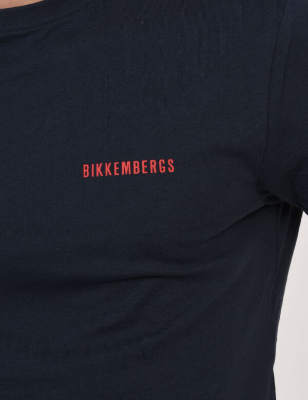 T-shirt Bikkembergs Blu - T-shirt classica in total blu navy con stampa logo brand ad altezza cuore in rosso. La vestibilità