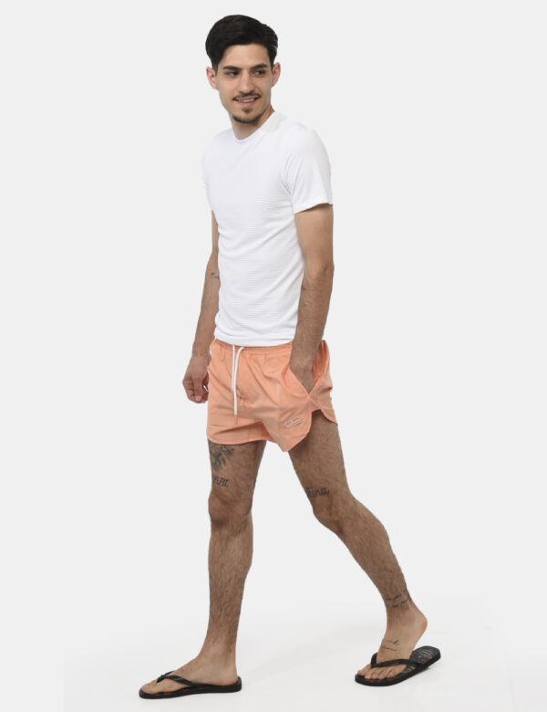 Costume Sseinse Arancione - Costume modello shorts in 100% poliestere. Il capo si sviluppa in total arancione pesca con tasc