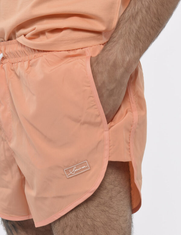 Costume Sseinse Arancione - Costume modello shorts in 100% poliestere. Il capo si sviluppa in total arancione pesca con tasc