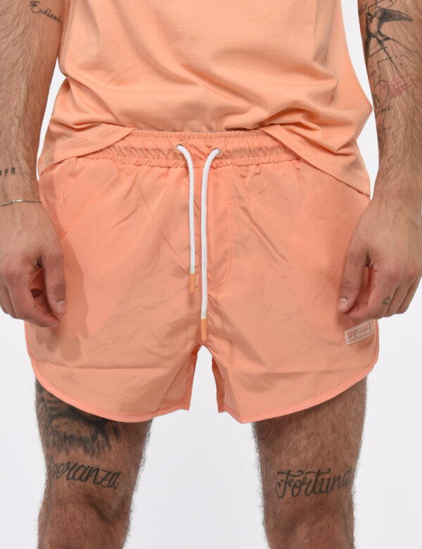 Costume Sseinse Arancione - Costume modello shorts in 100% poliestere. Il capo si sviluppa in total arancione pesca con tasc