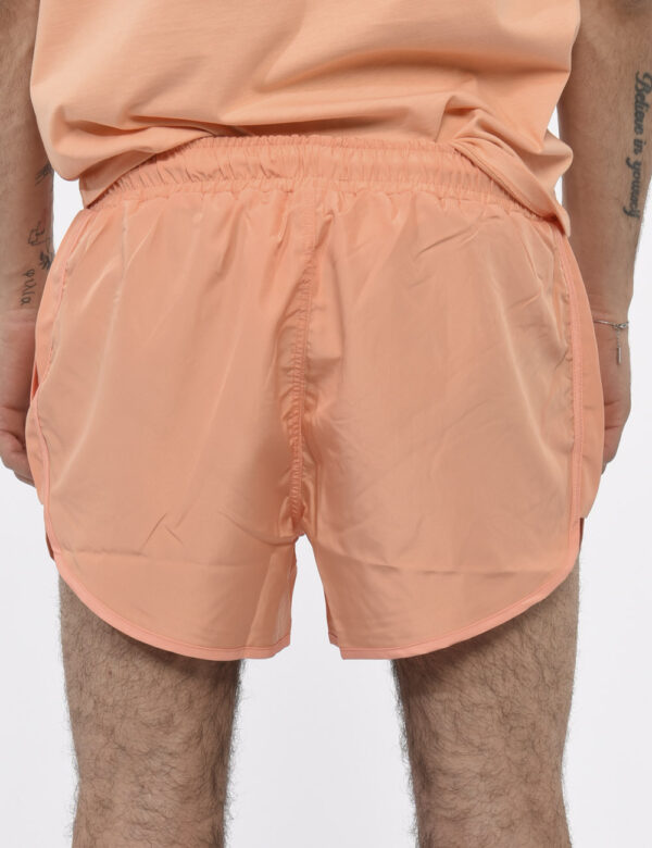 Costume Sseinse Arancione - Costume modello shorts in 100% poliestere. Il capo si sviluppa in total arancione pesca con tasc