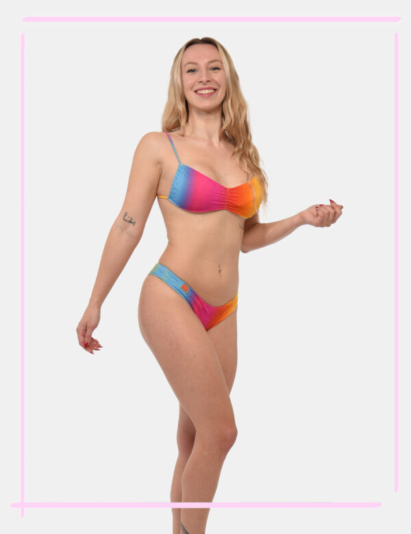 Slip Sundek Fantasia - Slip costume modello brasiliana in total arcobaleno. La vestibilità è morbida e regolabile grazie ad