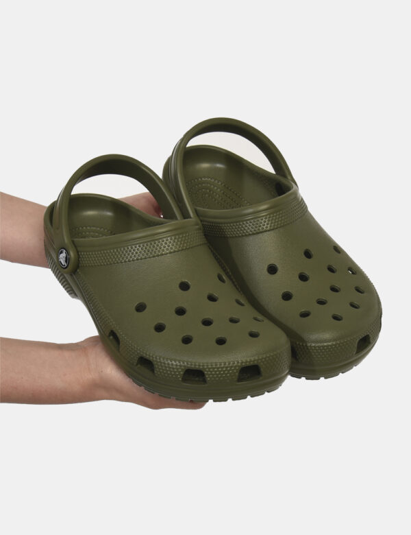 Ciabatte Crocs Verde - Ciabatte in total verde militare con suola alta e tomaia traforata. Presente cinturino che permette u