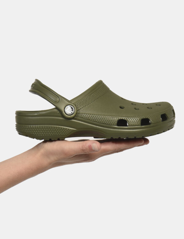 Ciabatte Crocs Verde - Ciabatte in total verde militare con suola alta e tomaia traforata. Presente cinturino che permette u