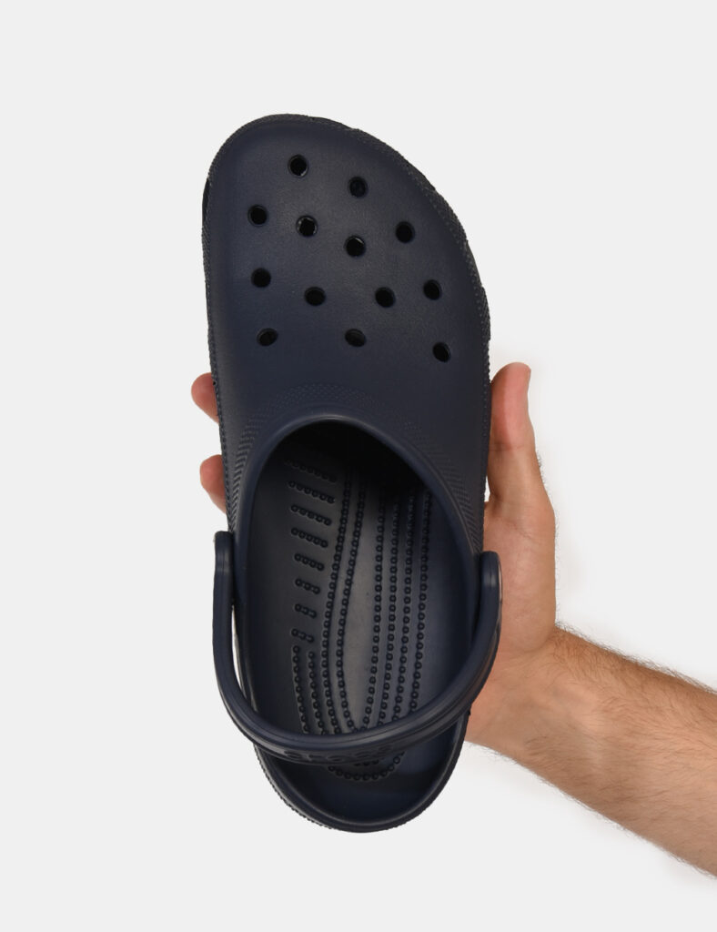 Ciabatte Crocs Blu - Ciabatte in total blu navy con suola alta e tomaia traforata. Presente cinturino che permette una calza