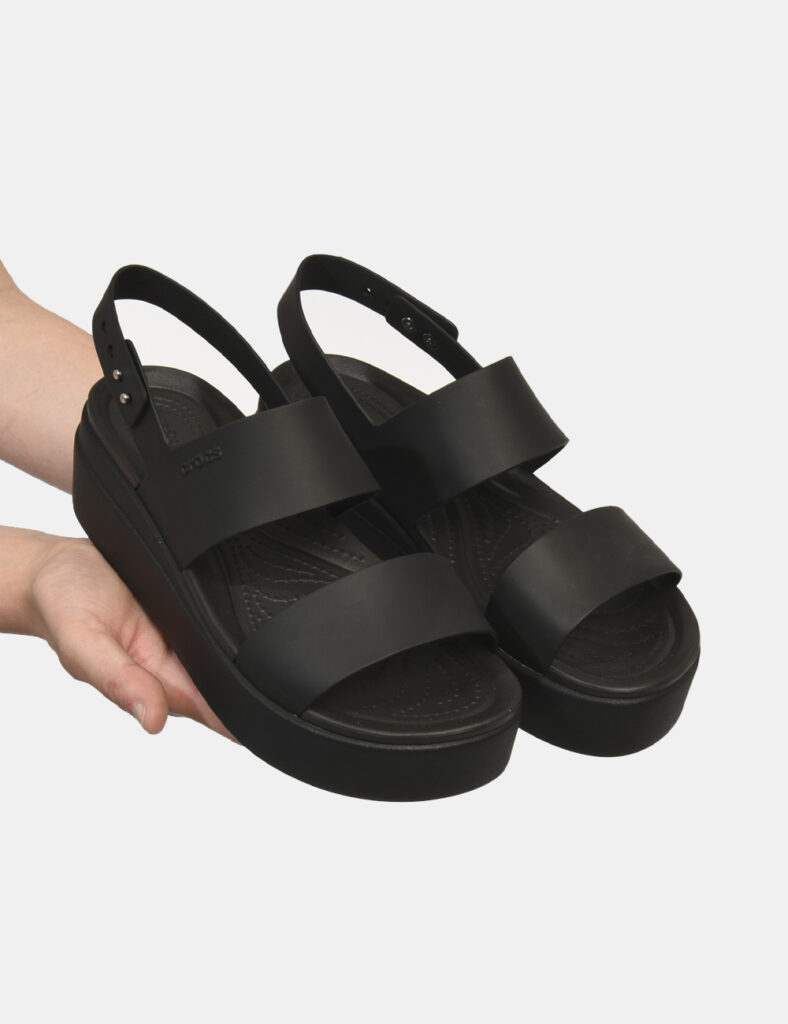 Sandali Crocs Nero - Sandali in total nero con doppia fascia e suola alta. L'indossatura è pratica e confortevole anche graz