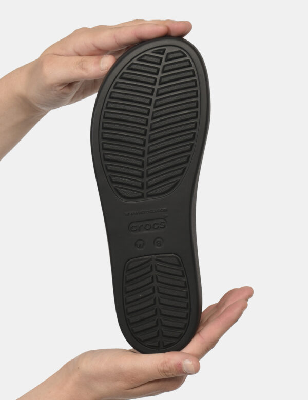 Sandali Crocs Nero - Sandali in total nero con doppia fascia e suola alta. L'indossatura è pratica e confortevole anche graz