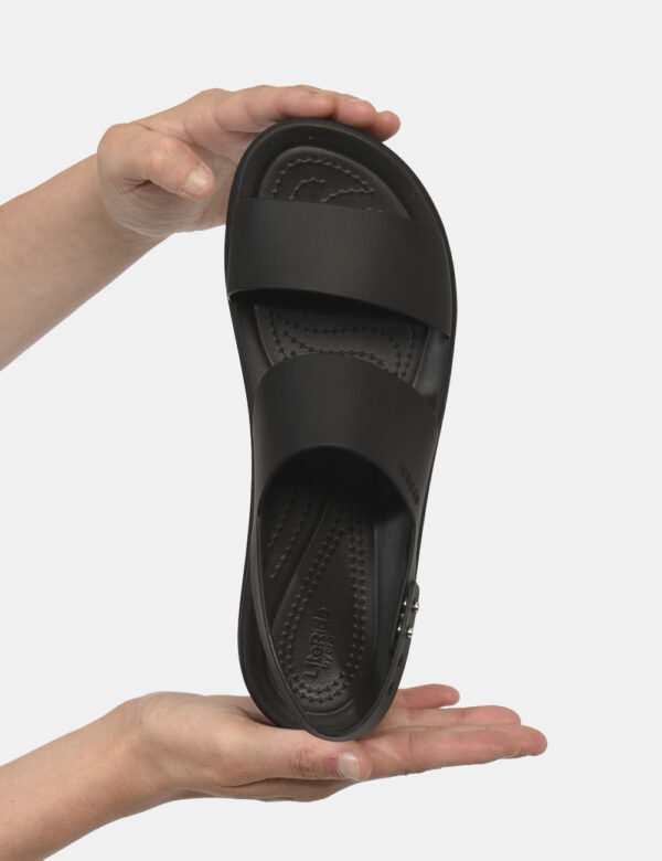 Sandali Crocs Nero - Sandali in total nero con doppia fascia e suola alta. L'indossatura è pratica e confortevole anche graz