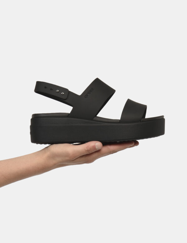 Sandali Crocs Nero - Sandali in total nero con doppia fascia e suola alta. L'indossatura è pratica e confortevole anche graz