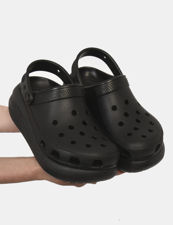 Ciabatte Crocs Nero - Ciabatte in total nero con tomaia traforata più suola alta. La calzata è pratica e confortevole anche