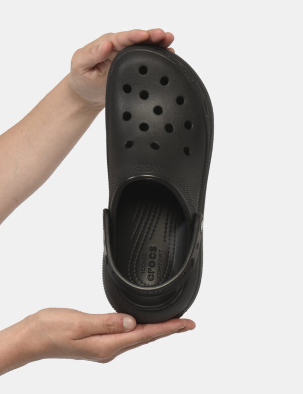 Ciabatte Crocs Nero - Ciabatte in total nero con tomaia traforata più suola alta. La calzata è pratica e confortevole anche