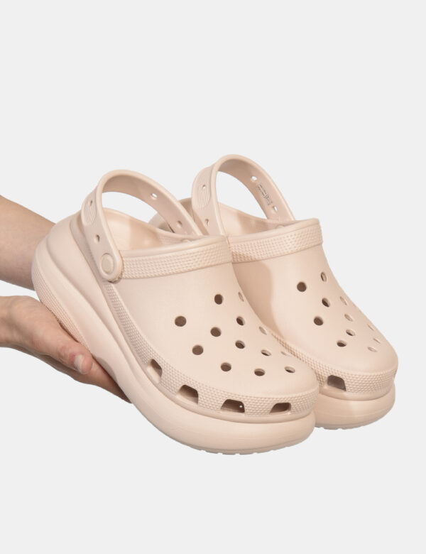 Ciabatte Crocs Rosa - Ciabatte in total rosa chiaro con tomaia traforata più suola alta. La calzata è pratica e confortevole