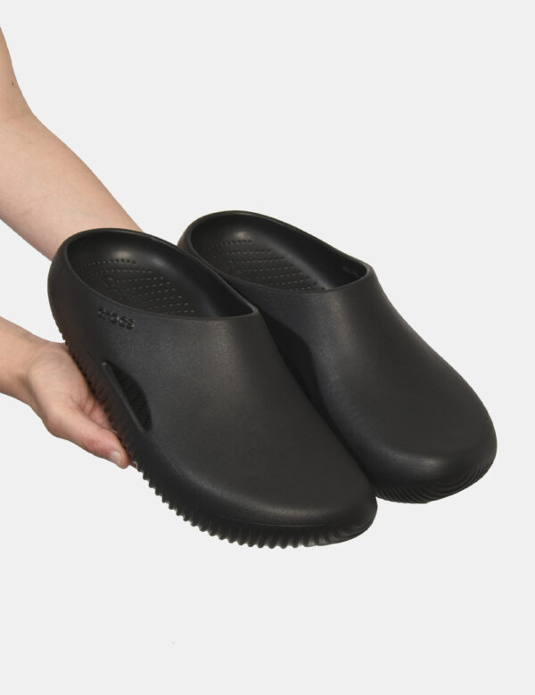 Ciabatte Crocs Nero - Ciabatte in total nero con tomaia unica più suola alta. La calzata è pratica e confortevole. Le ciabat