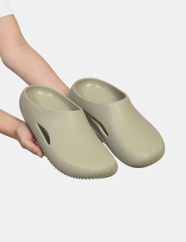 Ciabatte Crocs Grigio - Ciabatte in total grigio con tomaia unica più suola alta. La calzata è pratica e confortevole. Le ci