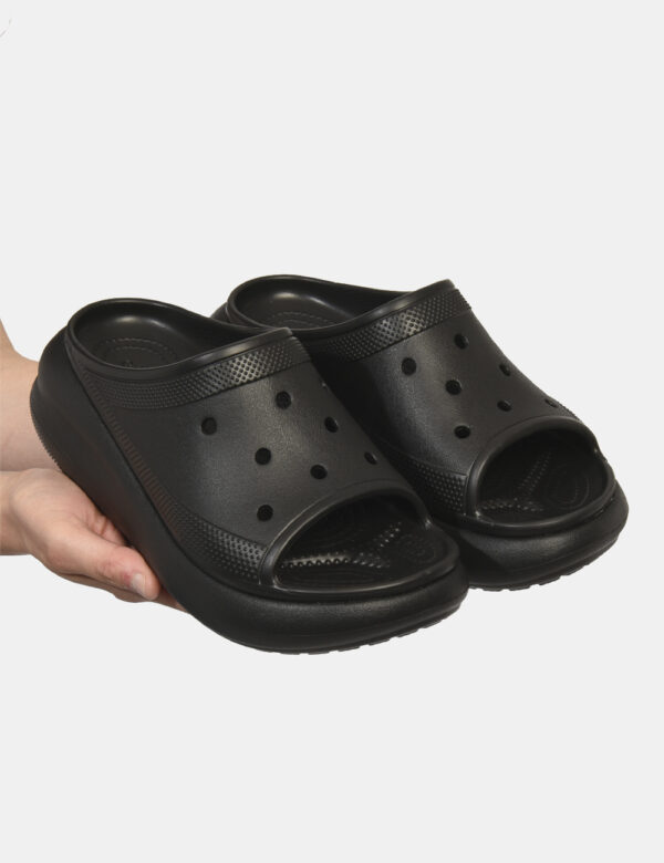 Ciabatte Crocs Nero - Ciabatte in total nero con fascia unica traforata e dita scoperte più suola alta. La calzata è pratica