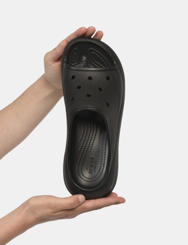 Ciabatte Crocs Nero - Ciabatte in total nero con fascia unica traforata e dita scoperte più suola alta. La calzata è pratica