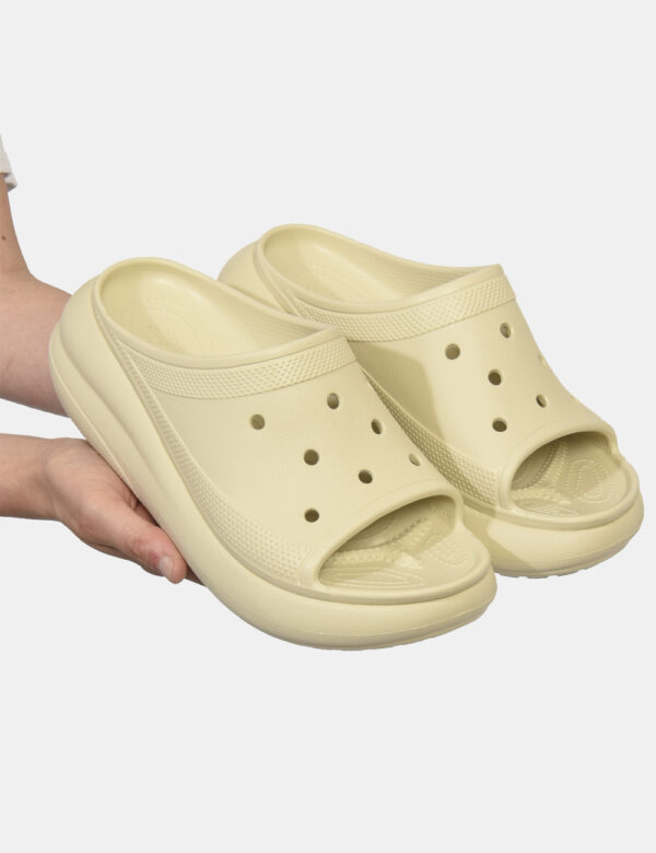 Ciabatte Crocs Beige - Ciabatte in total beige con fascia unica traforata e dita scoperte più suola alta. La calzata è prati