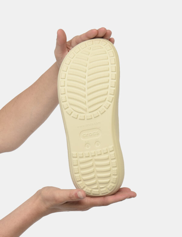 Ciabatte Crocs Beige - Ciabatte in total beige con fascia unica traforata e dita scoperte più suola alta. La calzata è prati