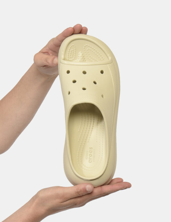 Ciabatte Crocs Beige - Ciabatte in total beige con fascia unica traforata e dita scoperte più suola alta. La calzata è prati