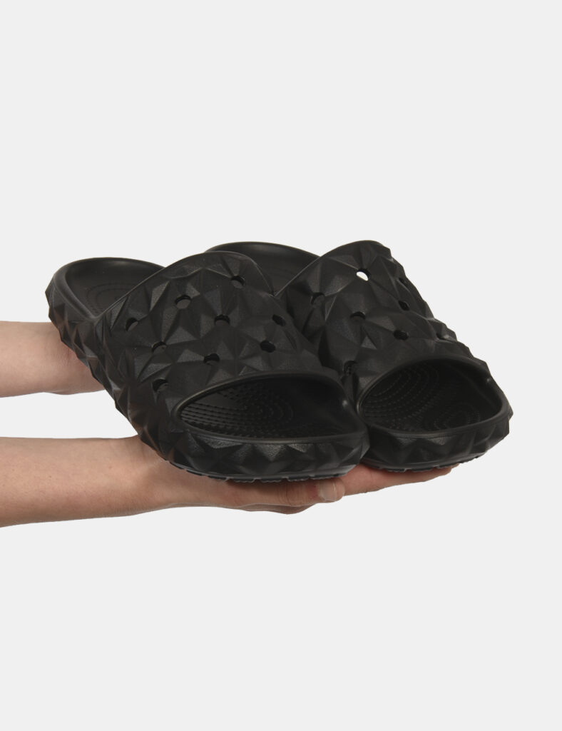 Ciabatte Crocs nero - Ciabatte in total nero con fascia unica traforata e dita scoperte più suola alta. La calzata è pratica
