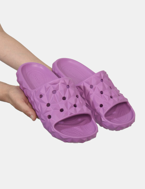 Ciabatte Crocs lilla - Ciabatte in total lilla con fascia unica traforata e dita scoperte più suola alta. La calzata è prati