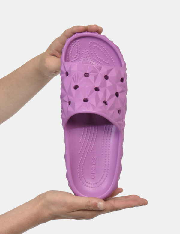 Ciabatte Crocs lilla - Ciabatte in total lilla con fascia unica traforata e dita scoperte più suola alta. La calzata è prati