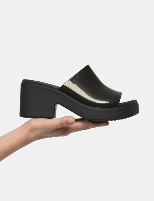 Sandali Crocs Nero - Sandali modello sabot in total nero con tomaia lucida. L'indossatura è pratica e confortevole anche gra