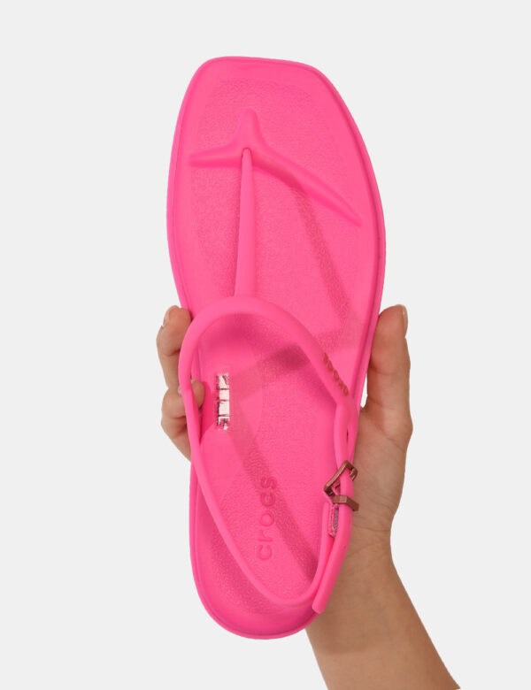 Sandali Crocs fucsia - Sandali infradito minimal in total fucsia con piccolo logo brand. L'indossatura è pratica e regolabil