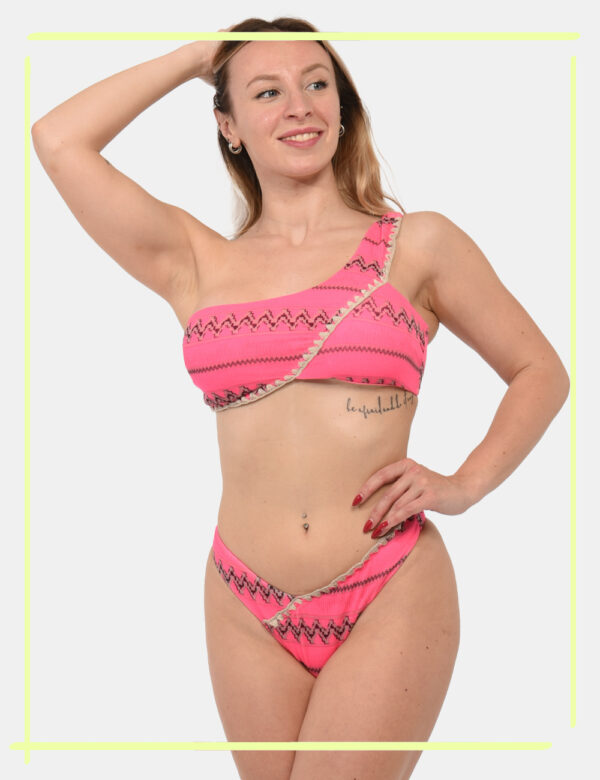 Bikini F**K Rosa - Costume modello bikini a fascia, monospalla, più slip brasiliana su base rosa shocking e fantasia marrone