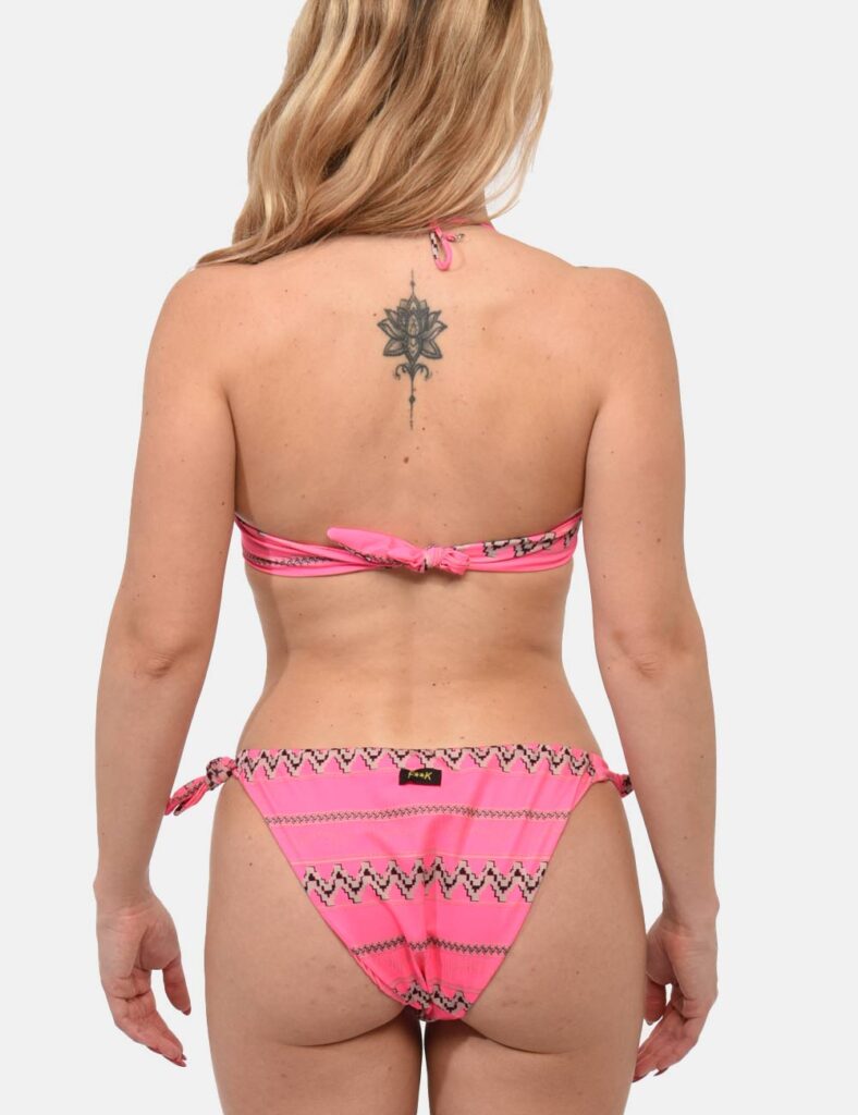 Slip F**K Rosa - Costume modello slip sgambato su bse rosa shocking e dettagli marroni. La vestibilità è morbida e regolabil