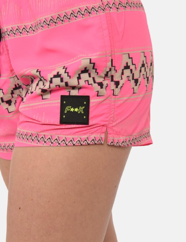 Shorts F**K Rosa - Shorts in fantasia fucsia con disegni marroni. Presenti tasche a taglio trasversale. La vestibilità è mo