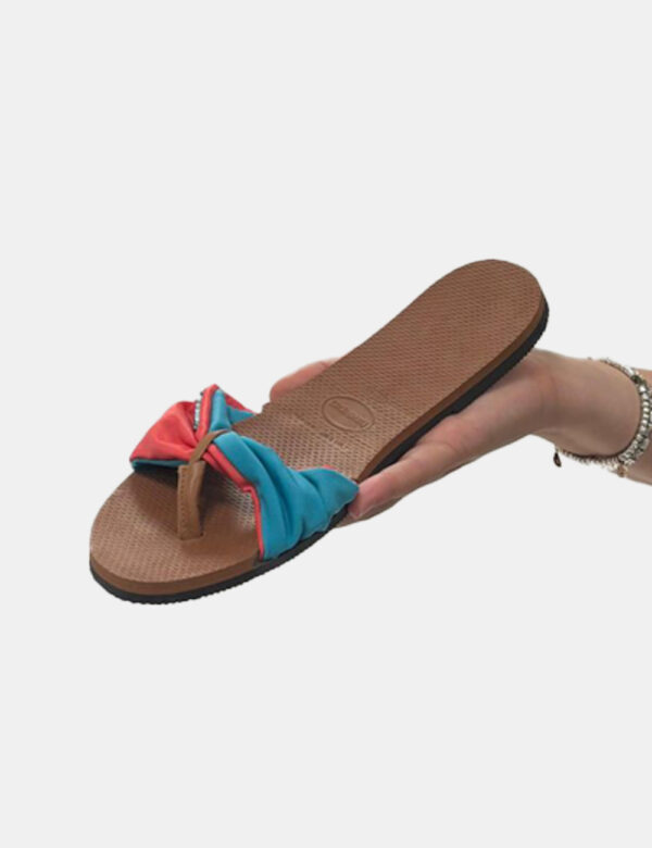 Infradito Havaianas Marrone - Ciabatte modello infradito su base marrone con fascia in tessuto rosa e azzurro. La calzata è